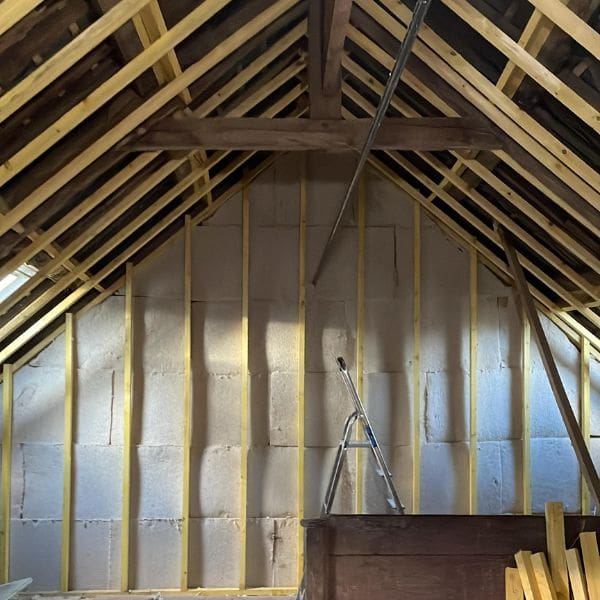 Isolation des murs d’une maison pour améliorer la performance énergétique réalisée par Galais Isolation