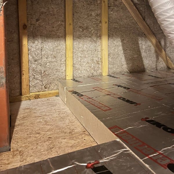 Installation de dalles isolantes dans les combles pour améliorer l’isolation thermique réalisée par Galais Isolation