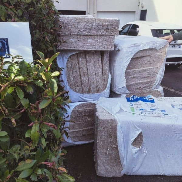 Pose de panneaux isolants pour l’isolation thermique d’une maison réalisée par Galais Isolation