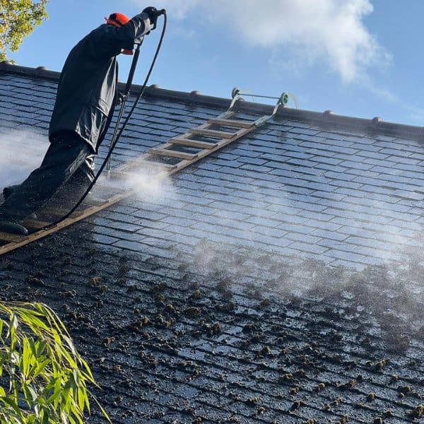 Nettoyage de toiture pour éliminer mousses, lichens et salissures réalisé par Galais Isolation