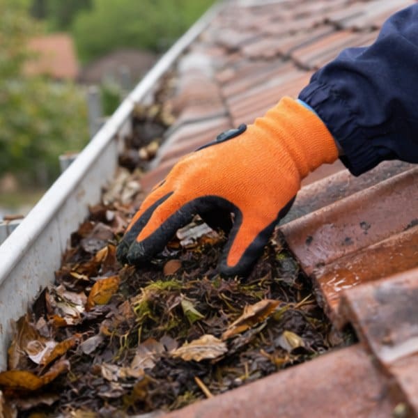 Travaux de couverture avec entretien des gouttières et du faîtage réalisés par Galais Isolation