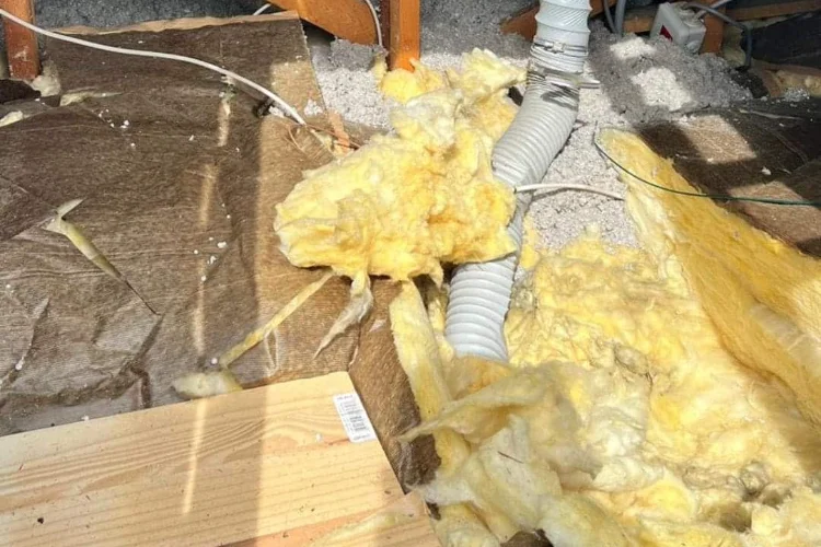 Ancien isolant abîmé dans les combles avant travaux à Saint-Malo (35)