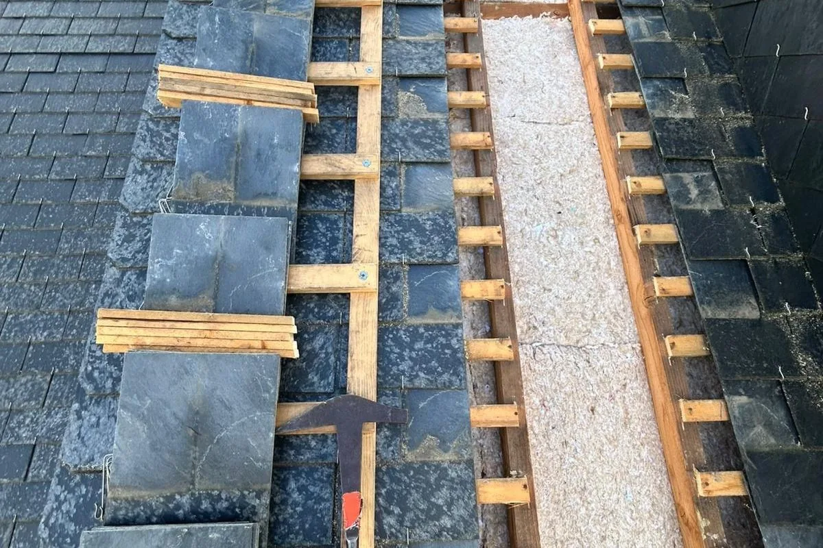 Après les travaux : le nouvel isolant posé entre les chevrons des rampants, toiture ouverte par l'extérieur