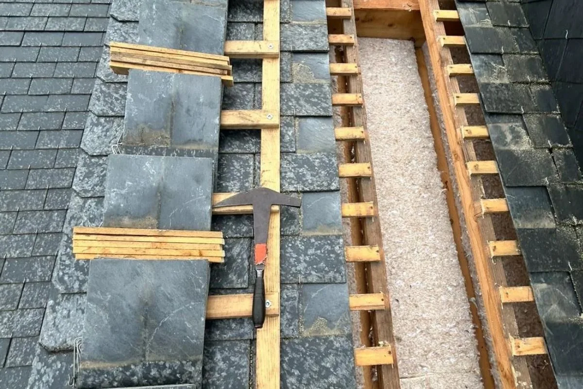 Après les travaux : le nouvel isolant posé dans les rampants par l'extérieur