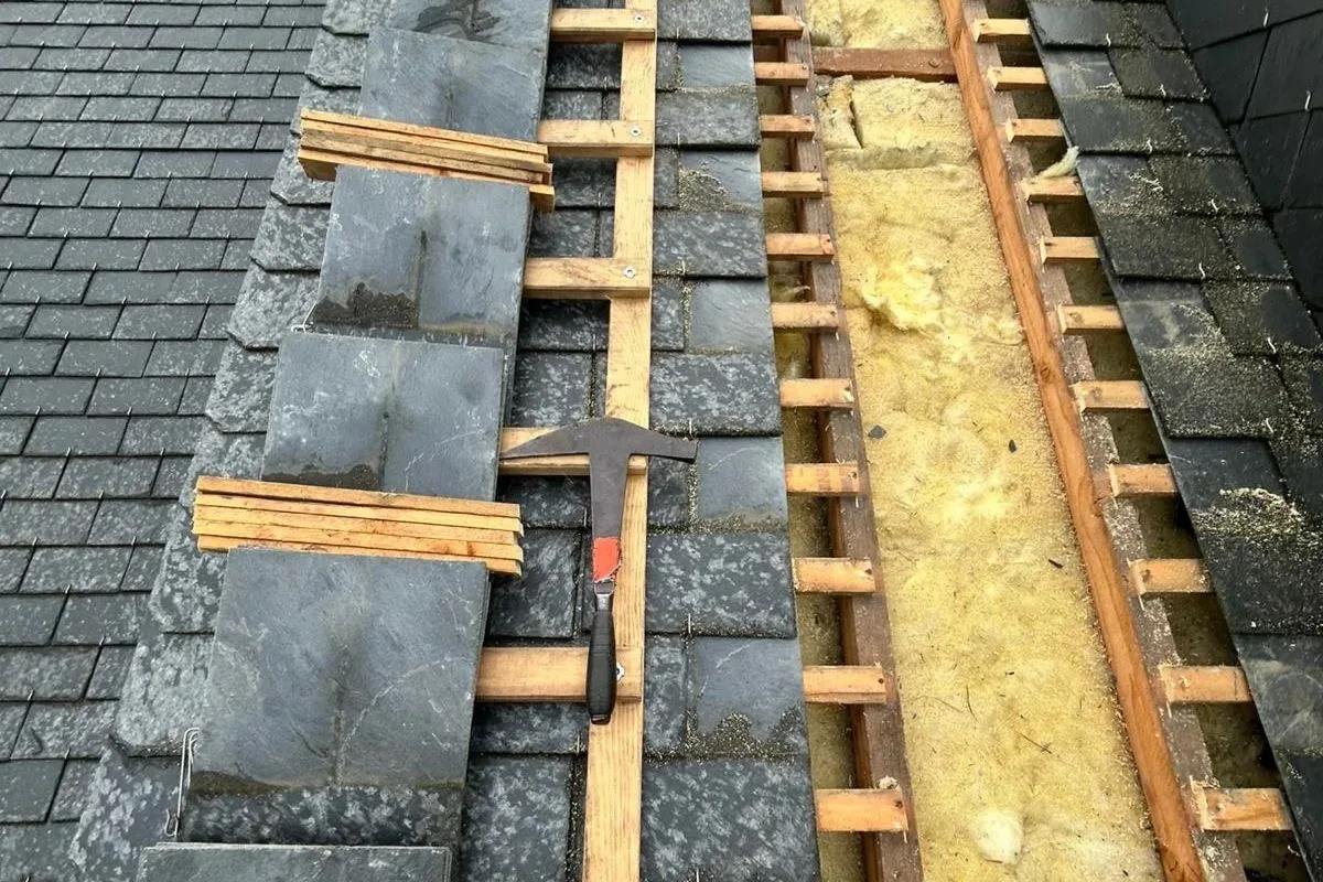 Avant les travaux : l'ancien isolant des rampants, toiture ouverte par l'extérieur