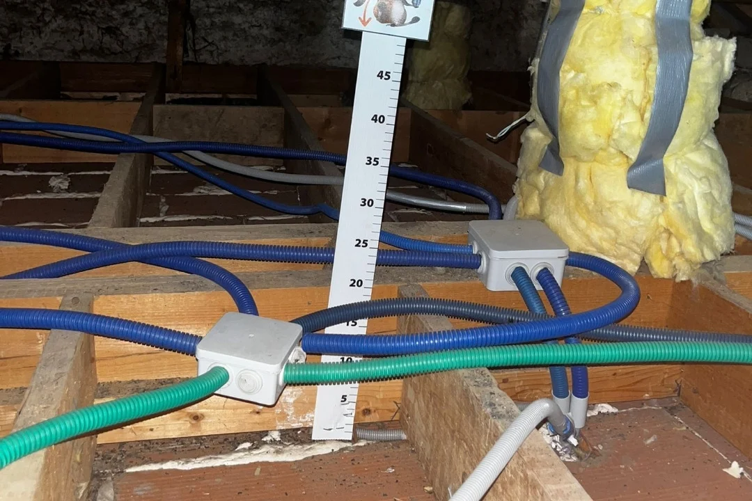 Boîtiers électriques et repère de mesure Galais dans les combles avant soufflage à La Chapelle-du-Lou-du-Lac (35)