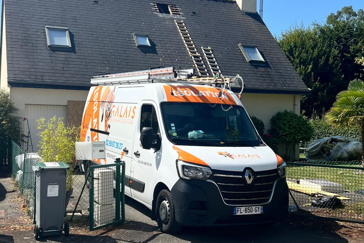 Camion Galais Isolation devant la maison, trou d'homme ouvert dans la toiture à Bruz (35)
