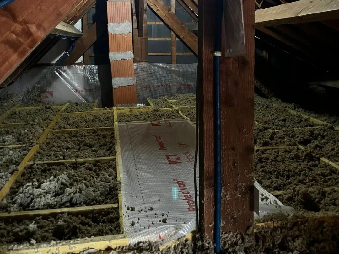Combles perdus isolés par soufflage avec pare-vapeur posé par Galais Isolation