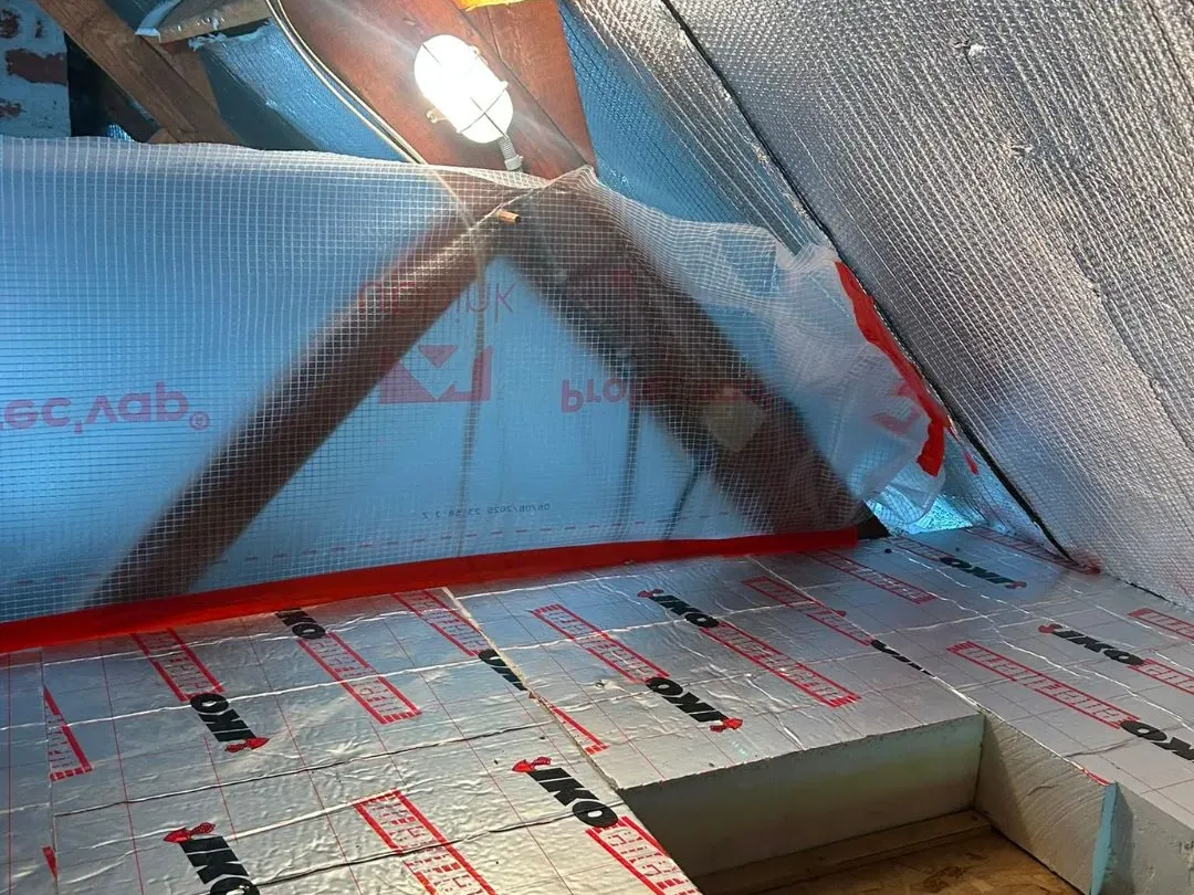 Panneaux isolants posés autour de la trappe d'accès aux combles perdus à Cesson-Sévigné, Ille-et-Vilaine