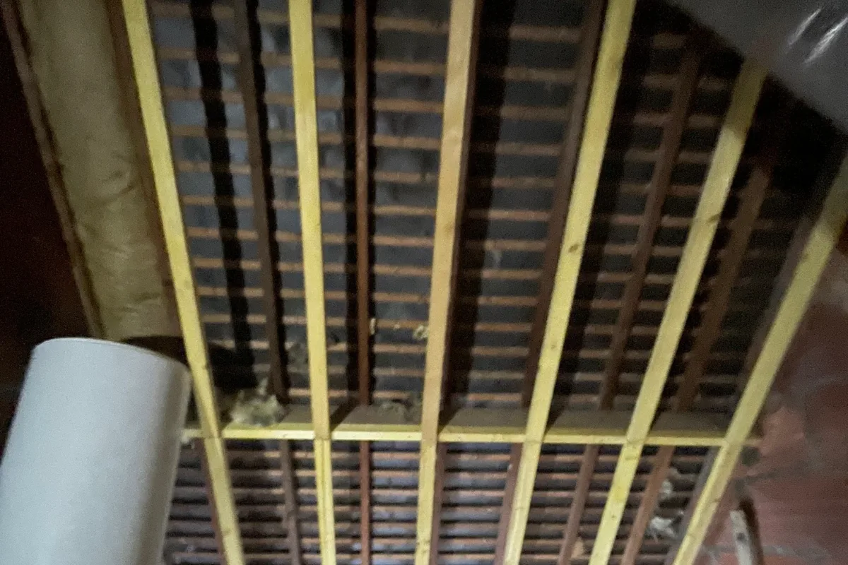 Contre-chevrons posés sous la toiture avant l'isolation des rampants à Vezin-le-Coquet (35)