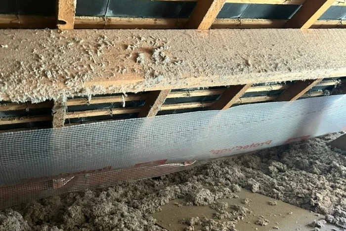 Déflecteur posé en bas de toiture avant le soufflage de la ouate de cellulose à Cesson-Sévigné (35)
