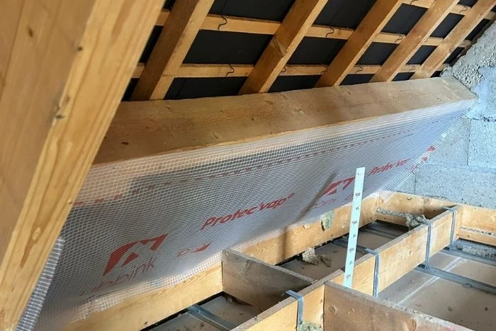 Déflecteur et repère de mesure posés dans les combles avant le soufflage à Rennes (35)