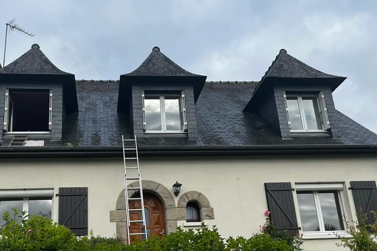 Toiture en ardoise entretenue sur une maison avec lucarnes – Galais Isolation, Ille-et-Vilaine (35)