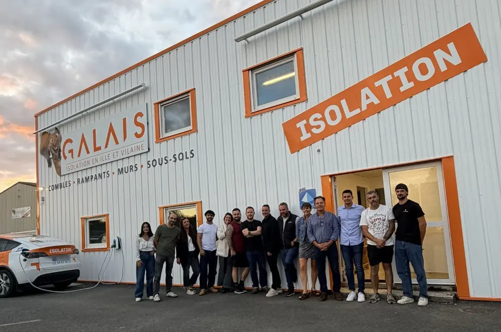 L’équipe Galais Isolation, entreprise d’isolation près de Rennes, devant ses locaux à Montgermont avec des artisans du CAB