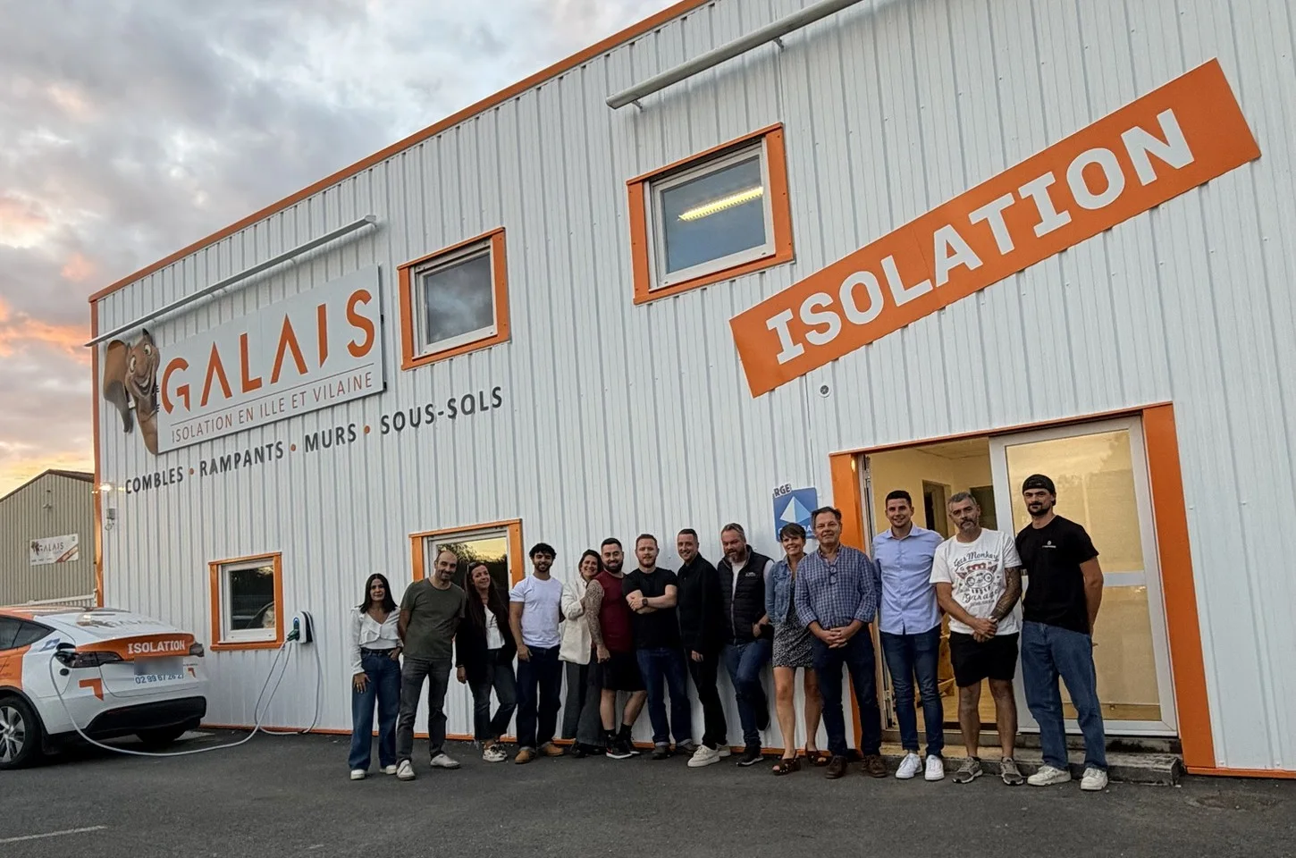 L’équipe Galais Isolation, entreprise d’isolation près de Rennes, devant ses locaux à Montgermont avec des artisans du CAB