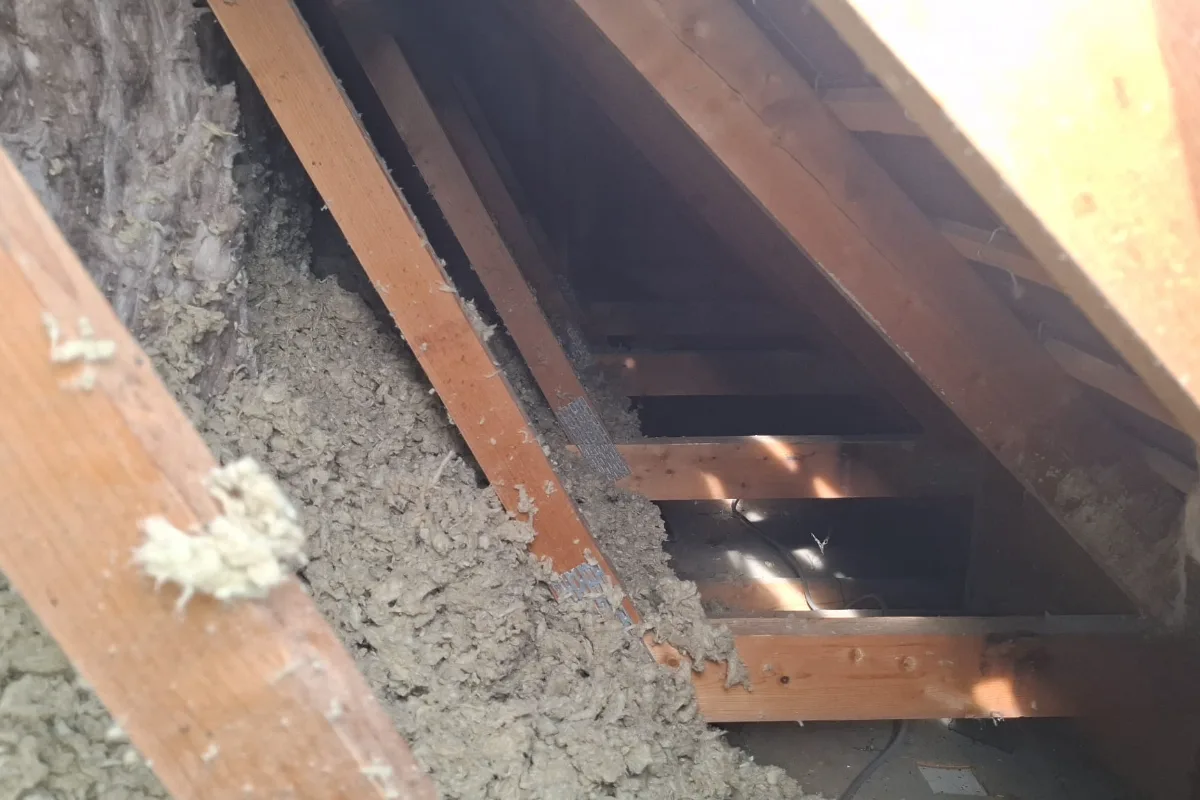 Grenier perdu isolé par soufflage de laine de roche à Chavagne (35) – Galais Isolation