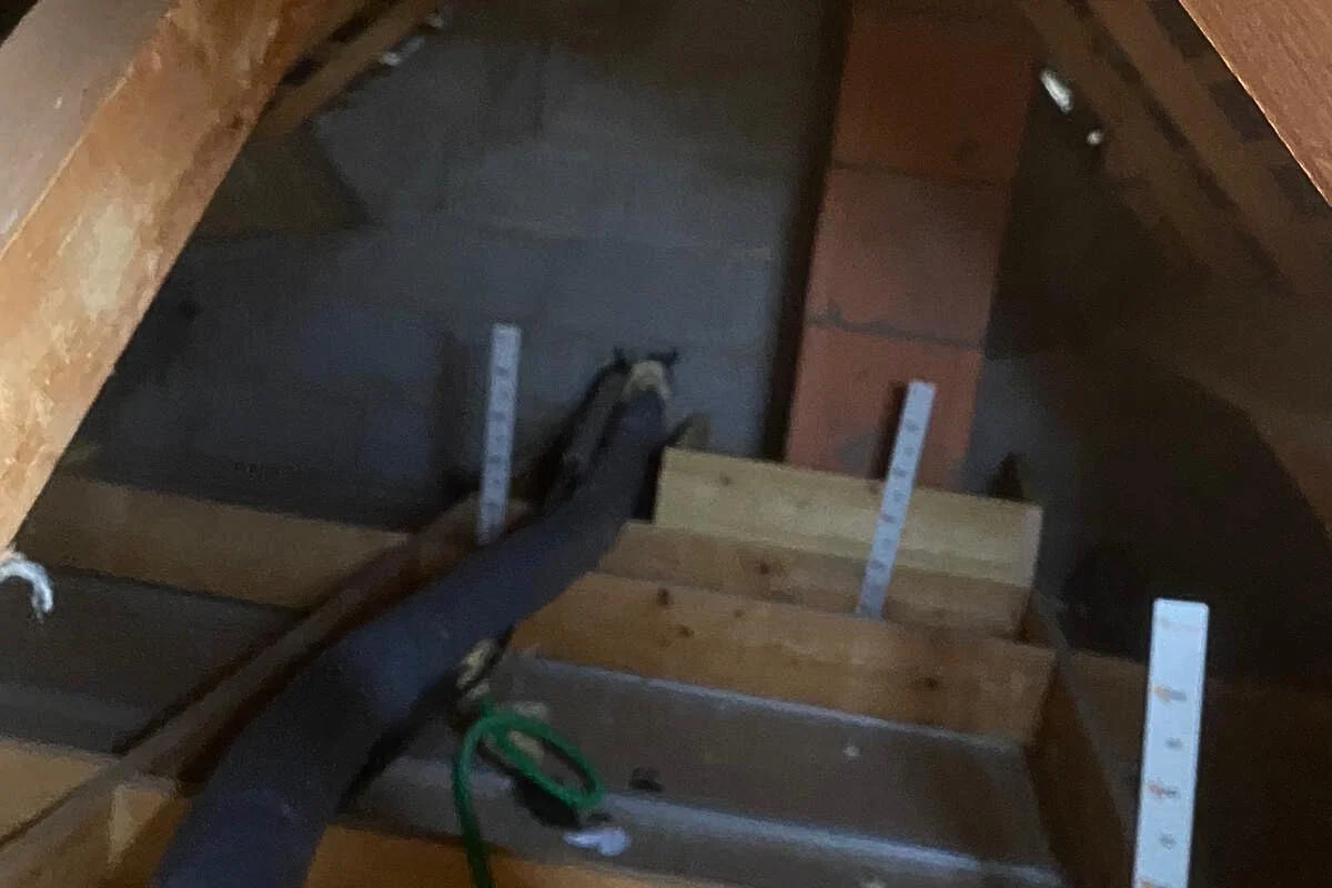 Chemin d'accès et repères de mesure dans les combles avant le soufflage à Gévezé (35)