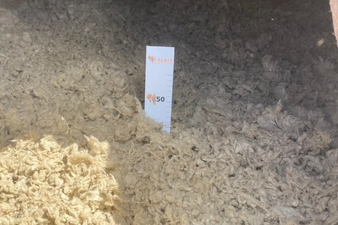 Laine de roche soufflée avec pige de mesure dans les combles à Saint-Malo (35)
