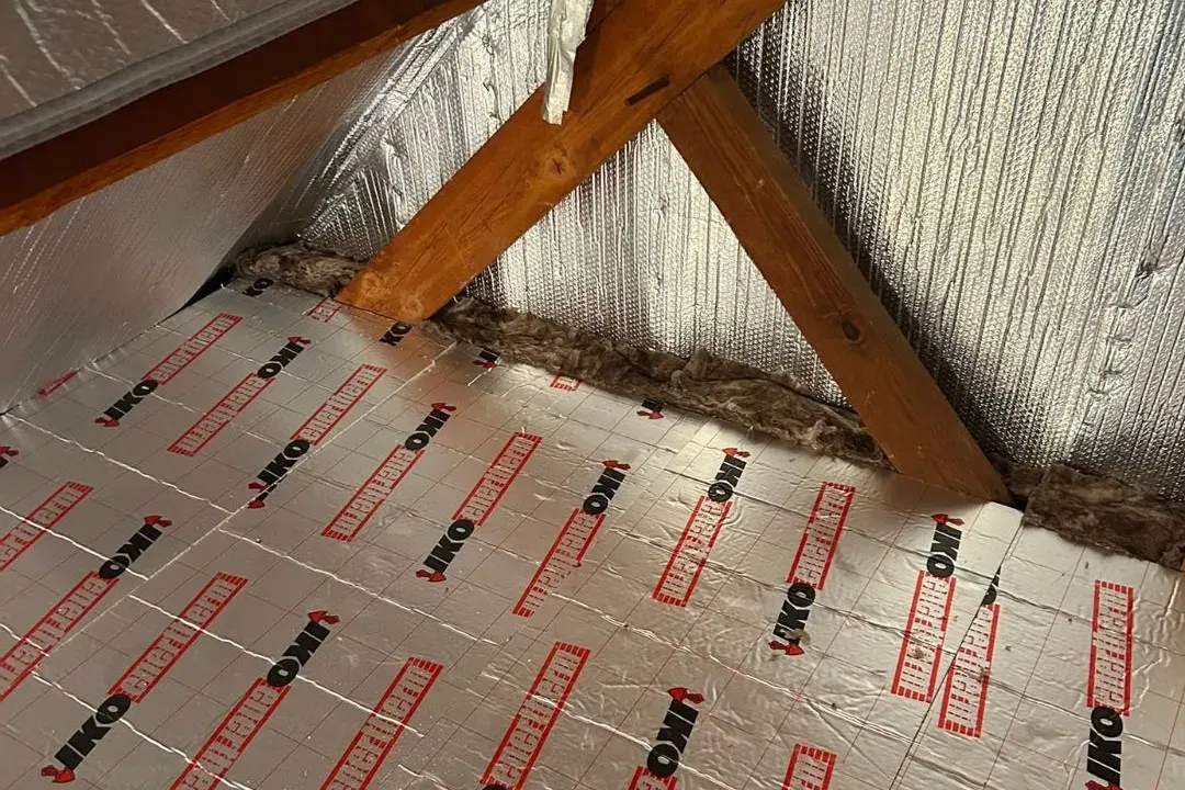 Panneaux isolants IKO Enertherm posés sur le plancher des combles perdus à Cesson-Sévigné, Ille-et-Vilaine