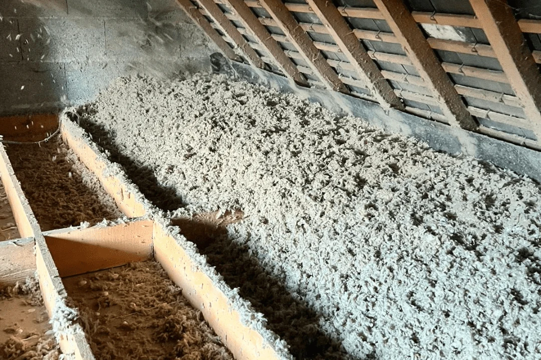 Laine de roche ROCKWOOL soufflée dans les combles perdus à Brécé (35)