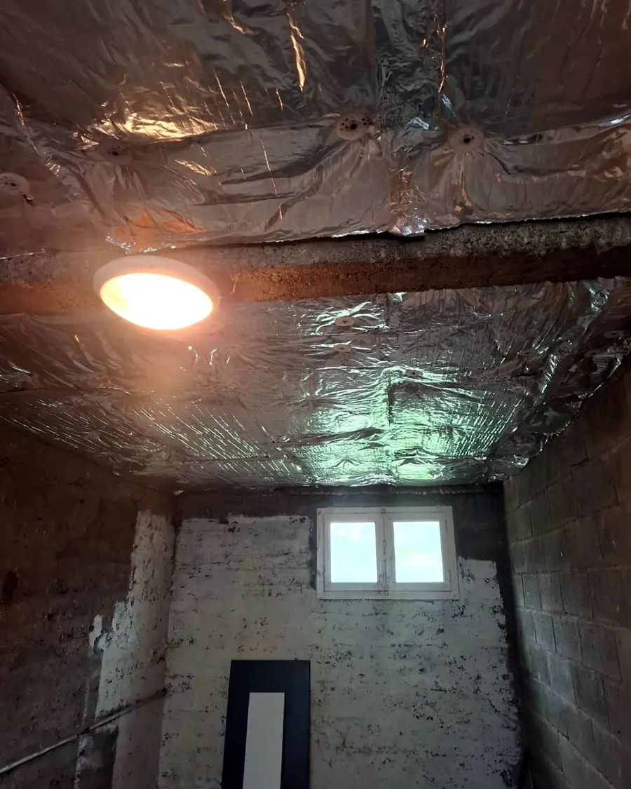 Plafond de cave isolé par panneaux à face aluminium, en Ille-et-Vilaine – Galais Isolation