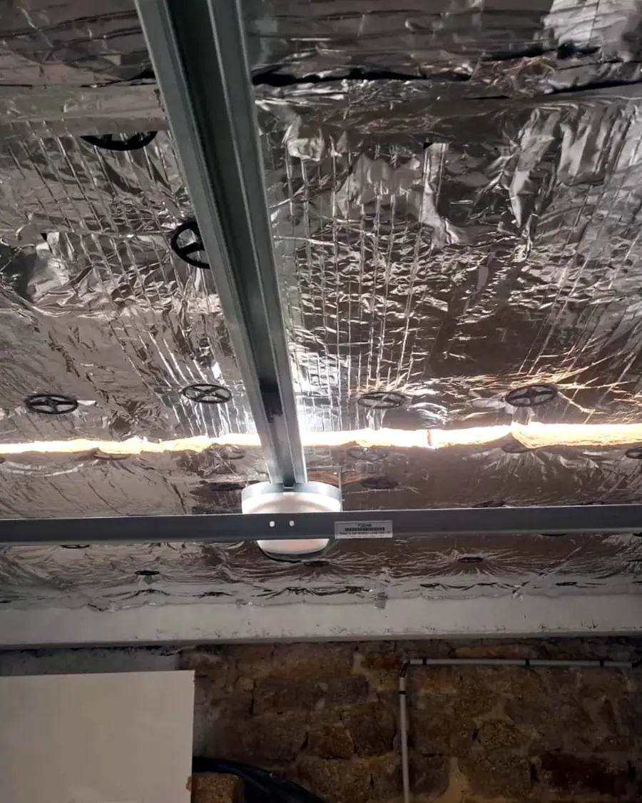Panneaux isolants à face aluminium posés autour du rail de porte de garage motorisée – Galais Isolation (35)