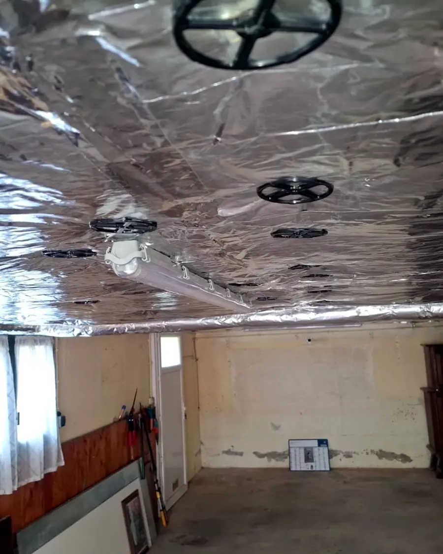 Sous-sol de maison avec plafond isolé par panneaux à face aluminium – Galais Isolation (35)