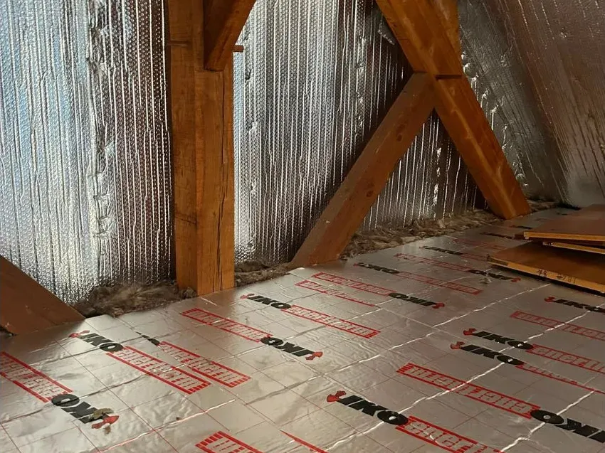 Vue des combles perdus après la pose des panneaux IKO Enertherm à Cesson-Sévigné, près de Rennes