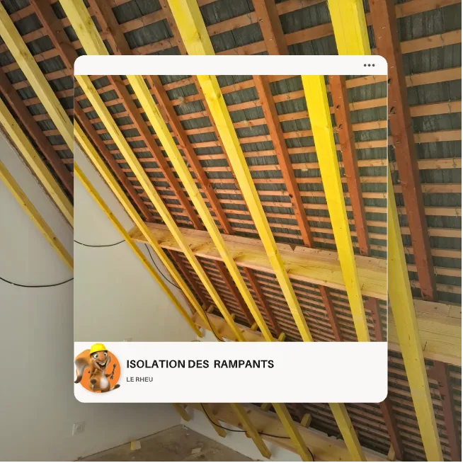Charpente avec contre-chevronnage bois préparée pour l'isolation des rampants en chanvre, lin et coton à Le Rheu en Ille-et-Vilaine, visuel chantier Galais Isolation