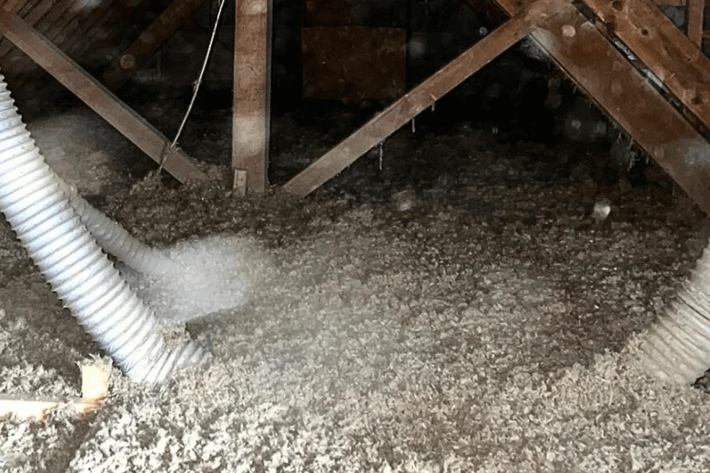Laine de roche soufflée sur tout le plancher des combles à Brécé (35)