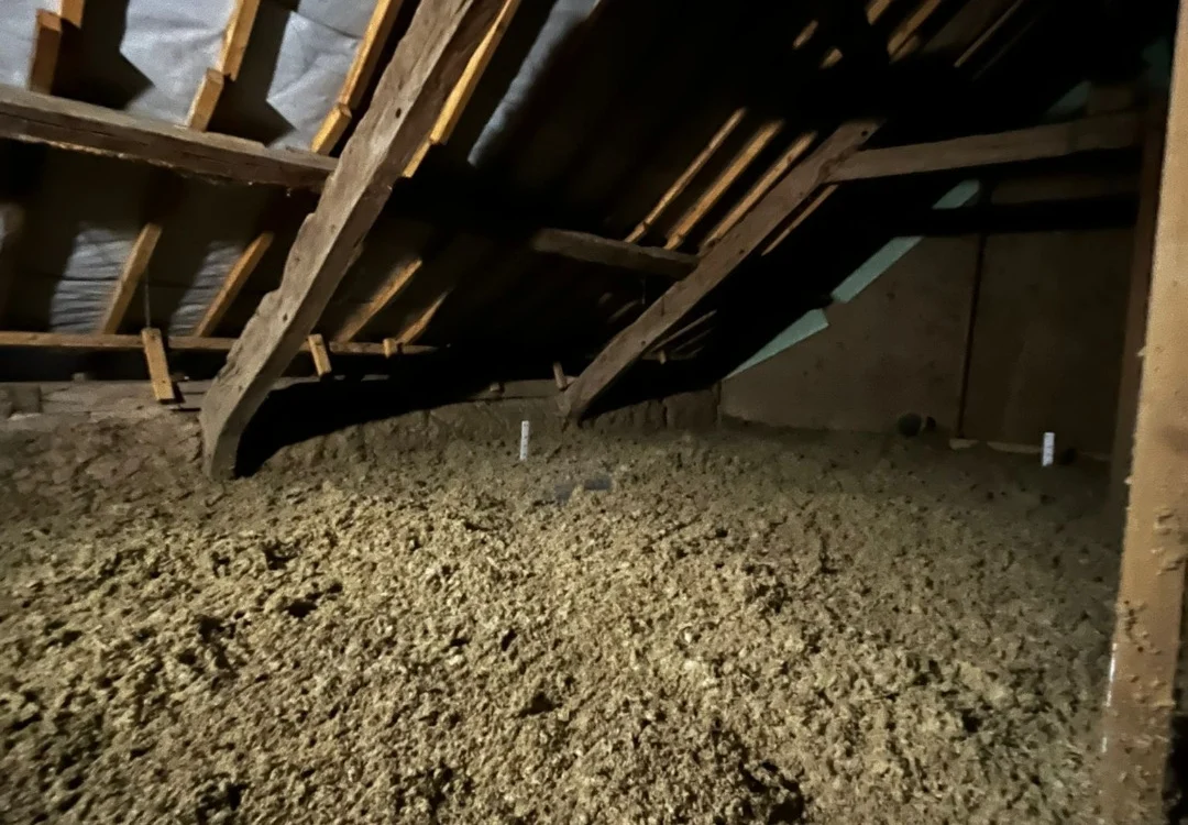 Laine de roche ROCKWOOL soufflée sur tout le plancher des combles à La Chapelle-du-Lou-du-Lac (35)
