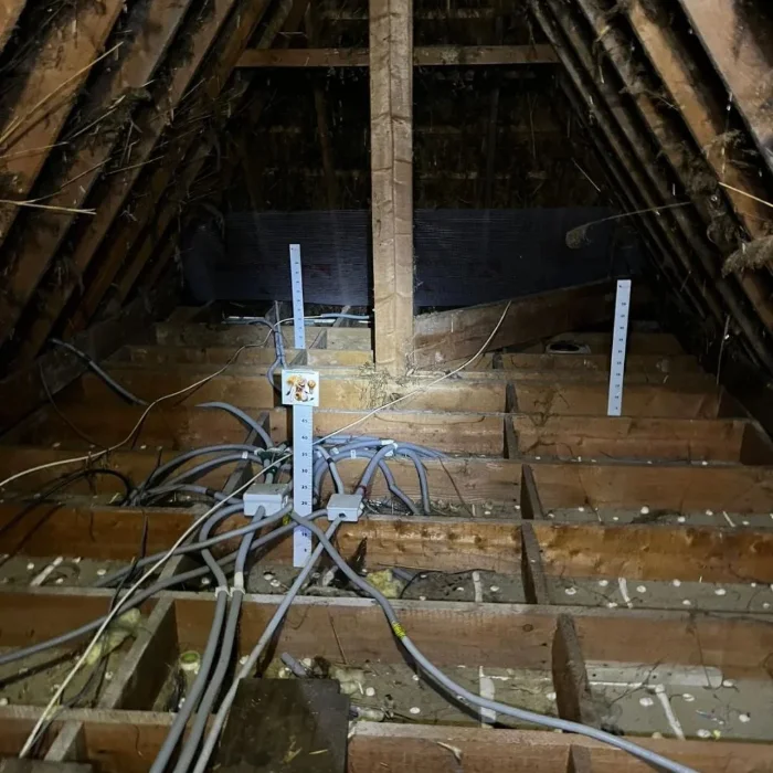 Combles perdus sans isolant avant les travaux de Galais Isolation : plancher et câbles à nu