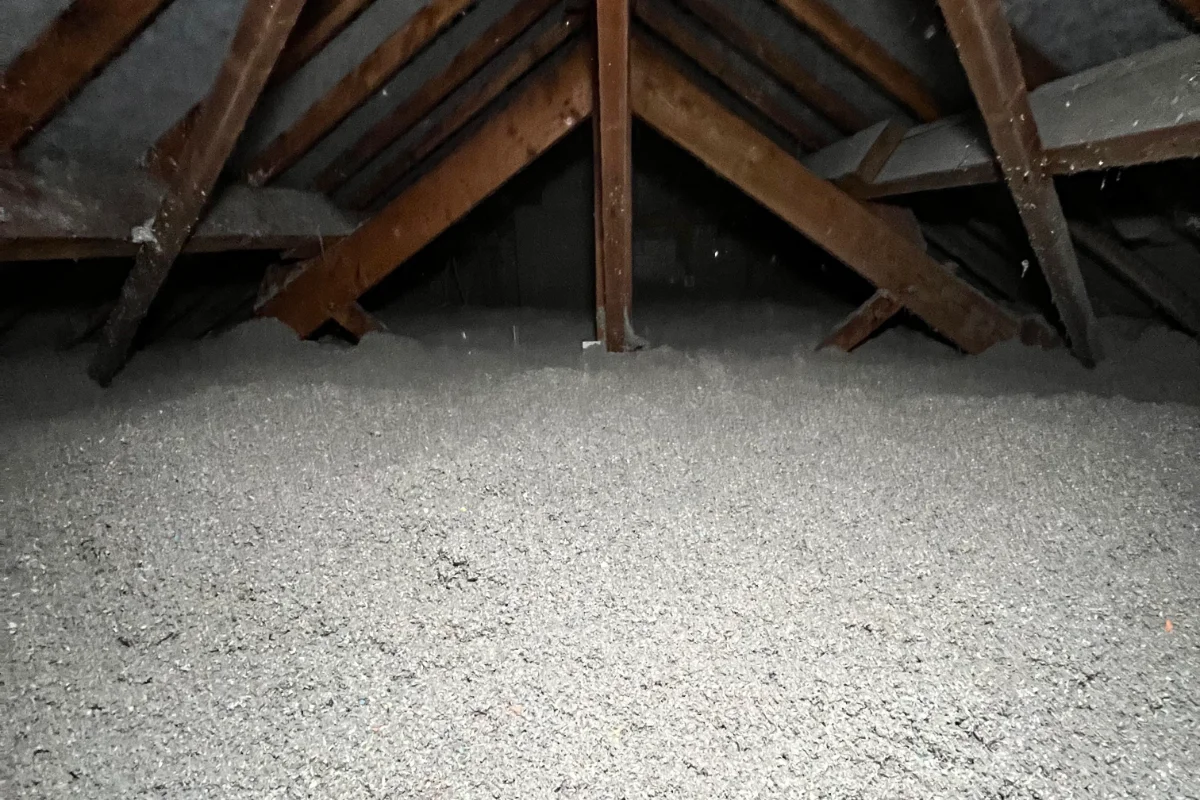 Ouate de cellulose soufflée de façon régulière dans les combles à Bruz (35)