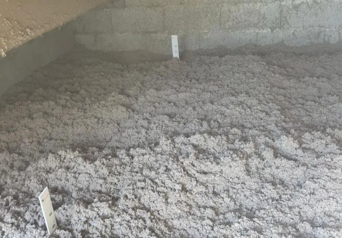 Ouate de cellulose soufflée avec repères de mesure dans les combles perdus à Cesson-Sévigné (35)