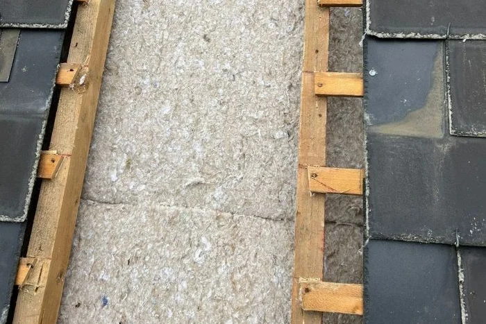 Panneaux isolants en chanvre, lin et coton entre les liteaux à Rennes (35)