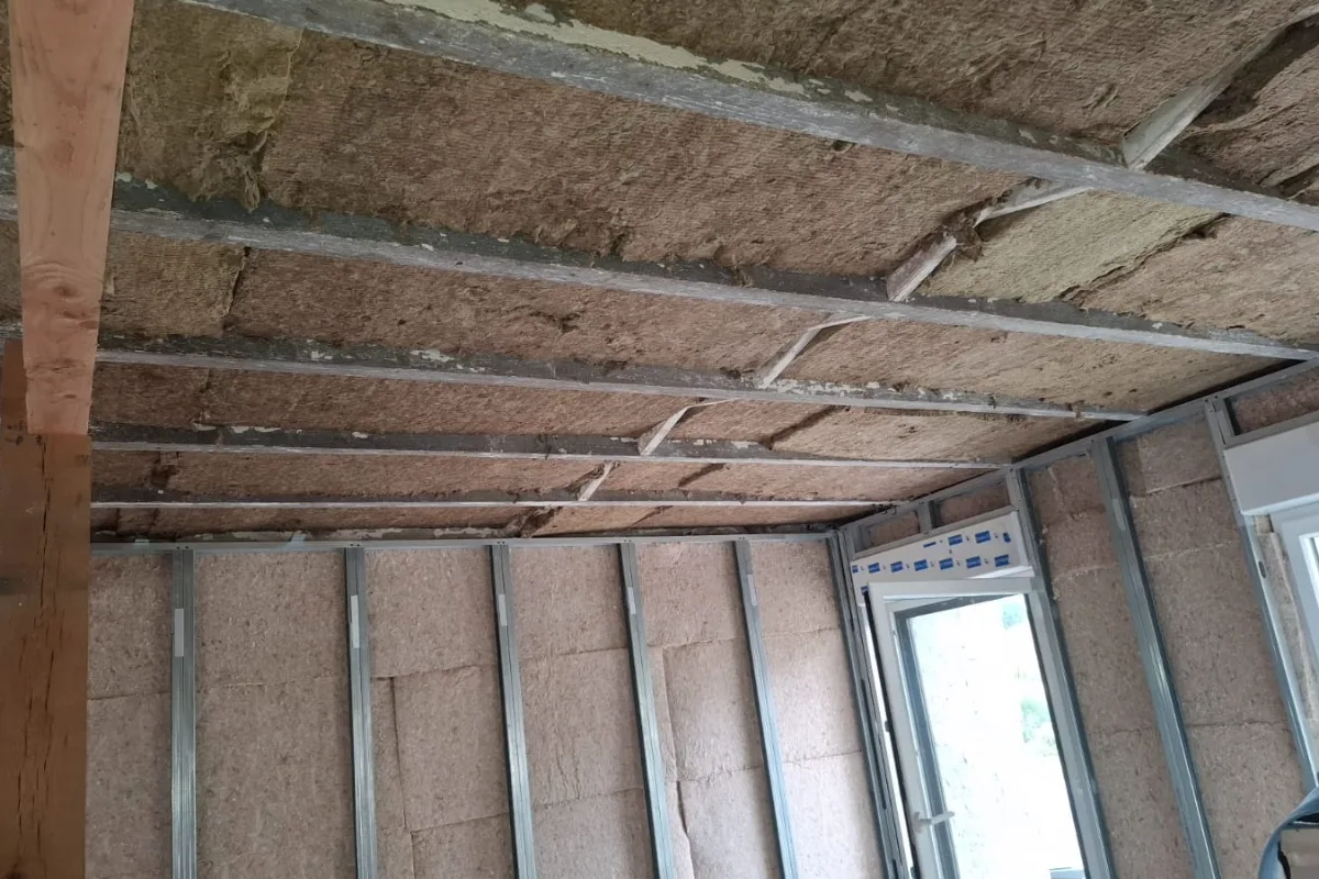 Panneaux isolants en fibres végétales posés sous les rampants à Goven (35)