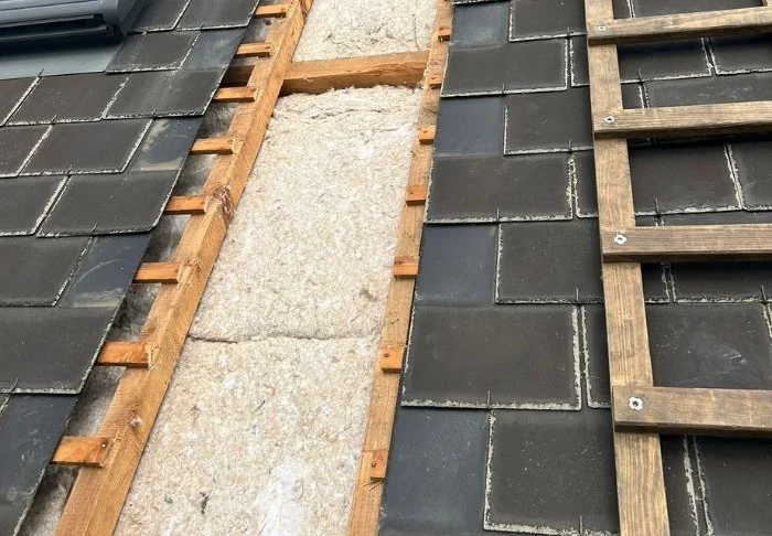 Panneaux isolants en chanvre, lin et coton posés dans la toiture ouverte à Rennes (35)