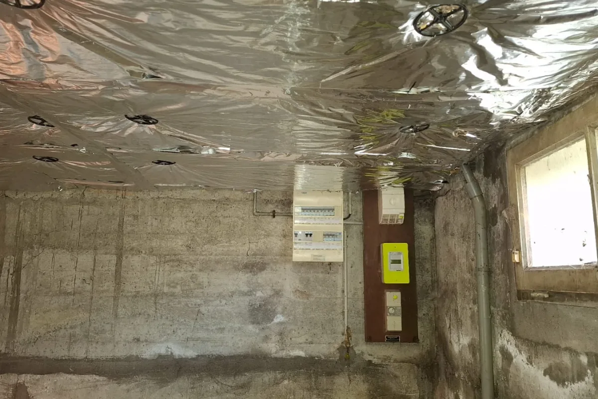 Panneaux isolants posés sur tout le plafond du sous-sol à Martigné-Ferchaud (35)