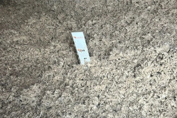Pige de mesure dans la laine de roche soufflée des combles à Rennes (35)