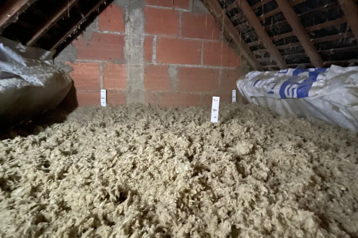 Laine de roche soufflée sur le plafond des combles avec repères de mesure à Vezin-le-Coquet (35)