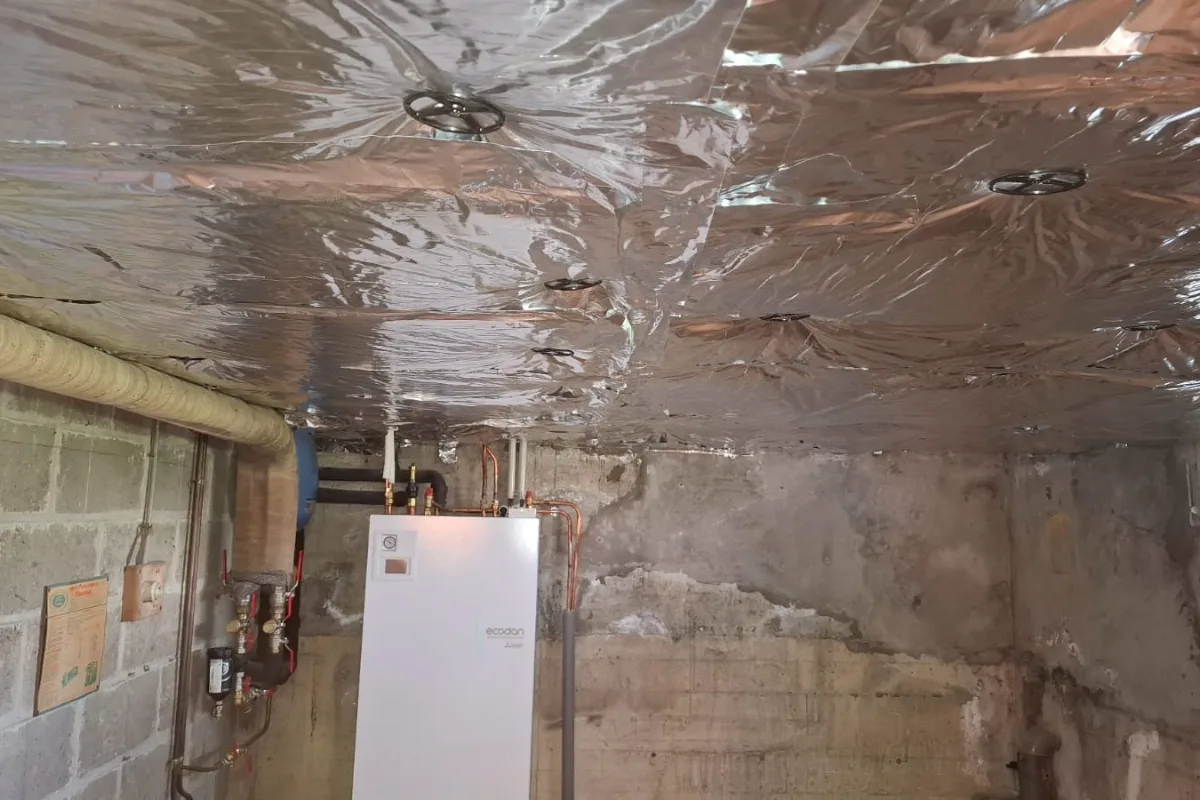 Plafond de sous-sol isolé par panneaux de laine de verre Panodal Alu à Martigné-Ferchaud (35) – Galais Isolation
