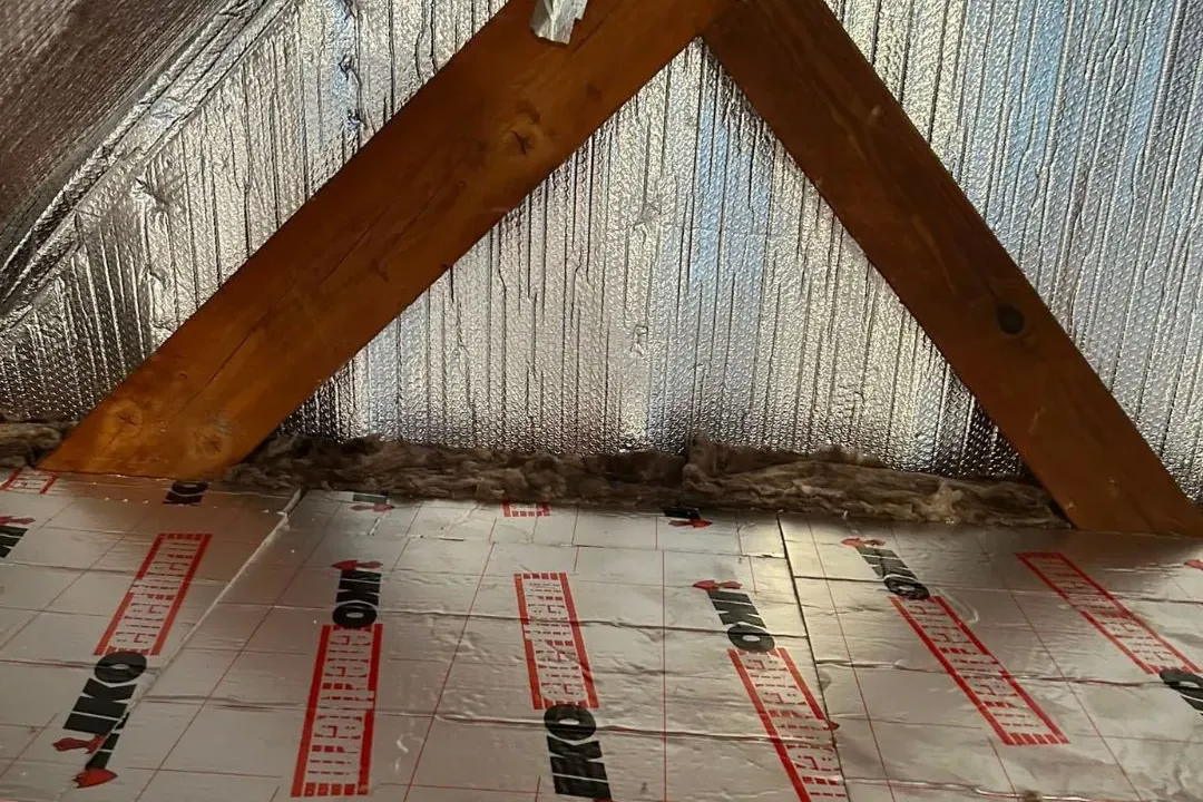 Plancher de combles perdus couvert de panneaux isolants rigides sous la charpente à Cesson-Sévigné (35)