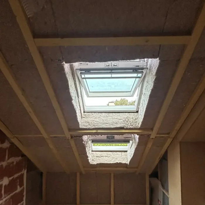 Rampant de toiture isolé par l'intérieur autour de deux fenêtres de toit, chantier Galais Isolation