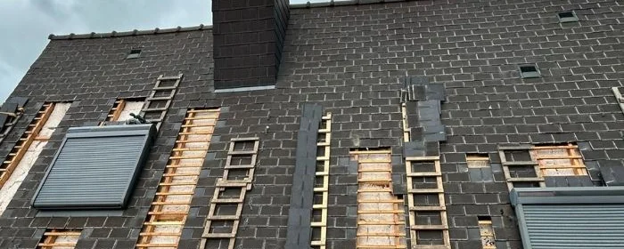 Toiture ouverte autour de la cheminée pour isoler les rampants à Rennes (35)