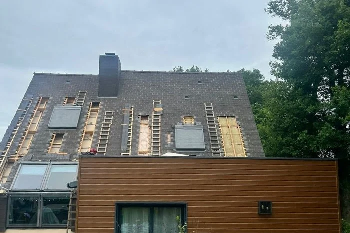 Toiture ouverte en plusieurs bandes pour isoler les rampants par l'extérieur à Rennes (35)