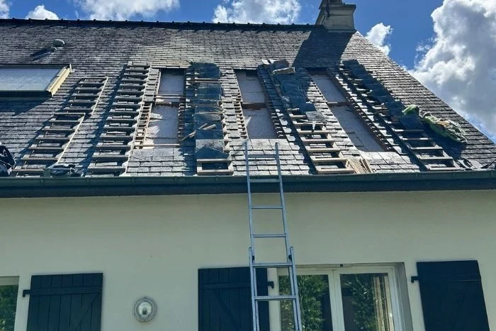Toiture ouverte en plusieurs bandes pour isoler les rampants par l'extérieur à Rennes (35)