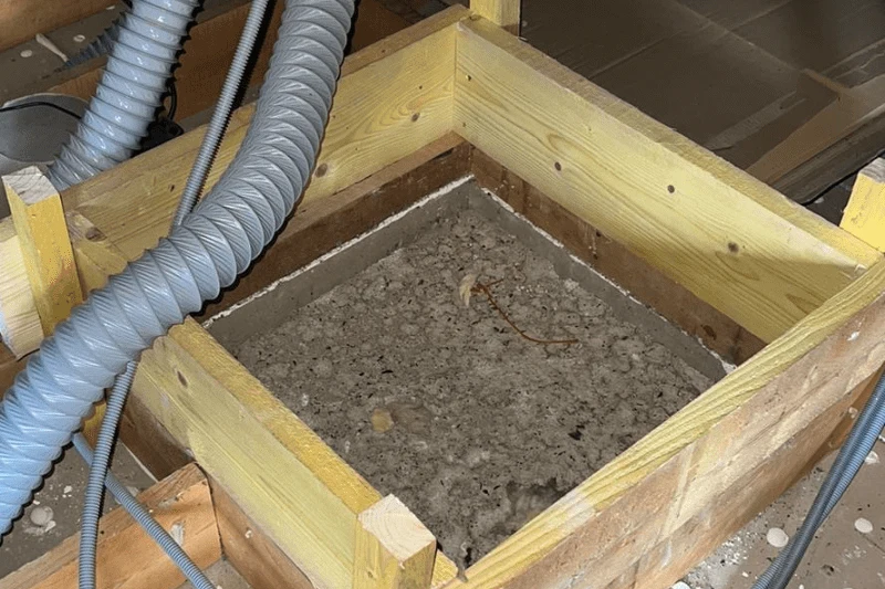 Trappe d'accès coffrée en bois dans les combles à Brécé (35)