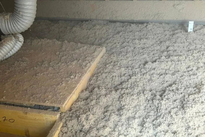 Trappe d'accès aux combles entourée de ouate de cellulose soufflée à Cesson-Sévigné (35)