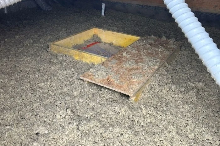 Trappe d'accès aux combles avec rehausse en bois au milieu de la laine soufflée à Rennes (35)